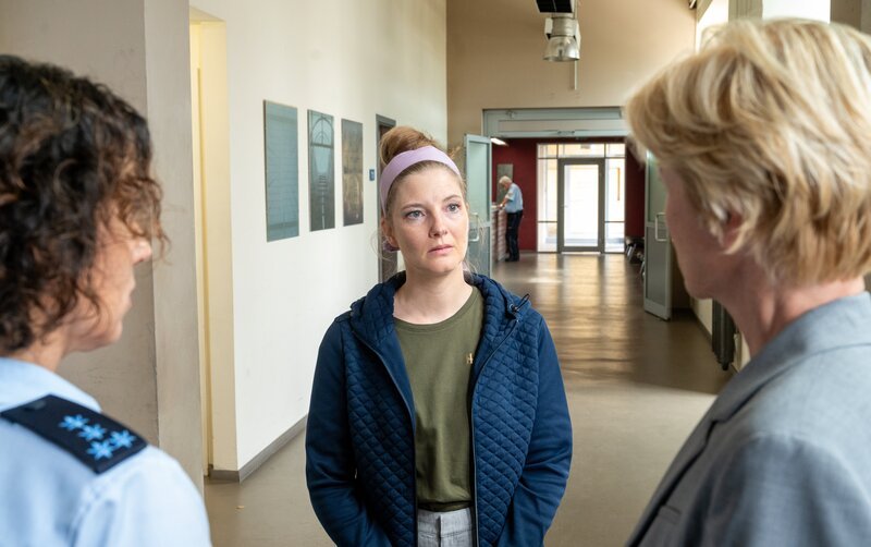 Als in der Backstube von Jennifer Haber (Svenja Wasser, M.) der Leichnam ihres Vermieters aufgefunden wird, gerät sie unter dringenden Tatverdacht. Nachdem von der Bäckerin zunächst jede Spur fehlt, stellt sie sich selbst im Präsidium. Gesteht sie der Ersten Kriminalhauptkommissarin Martina Seiffert (Astrid M. Fünderich, r.) und Streifenpolizistin Sibylle Beyer (Bärbel Stolz, l.) die Tat? – Bild: ZDF und MARKUS_FENCHEL