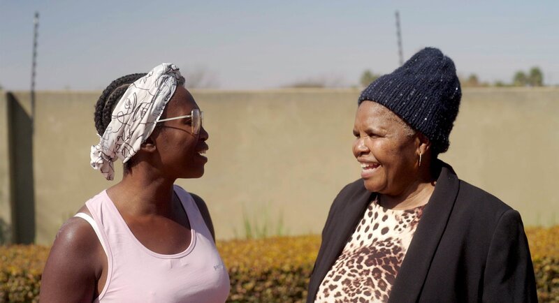 Motsi Mabuse während eines Heimatbesuchs mit Mama Dudu Mabuse auf dem Grundstück von Motsis Eltern in Südafrika. – Bild: WDR/​ITV Studios Germany