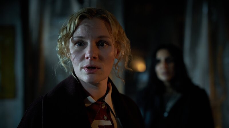 Lara (Rosalie Thomass, l.) und Greta (Narges Rashidi, r.) machen eine verstörende Entdeckung. – Bild: WDR/​FLARE FILM/​Guido Engels