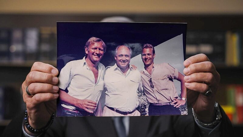 Leopold Wagner Junior hält ein Foto von seinem Vater und sich selbst in den Händen. – Bild: Metafilm GmbH /​ ORF /​ Gert Eggenberger