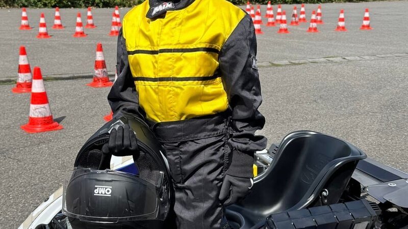 Ali fährt Kart. Er trainiert einmal in der Woche. – Bild: rbb/​Jessy Lee Noll