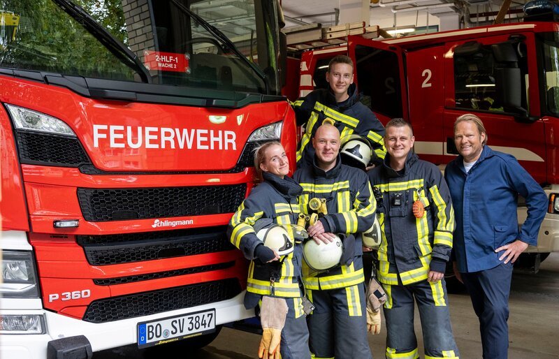 Björn Freitag (r.) merkt schnell: Bei der Feuerwehr Bochum ist er nicht der Einzige, der für gutes Essen brennt. Die Feuerwehrleute kochen immer selbst – und das für bis zu 25 Teammitglieder. – Bild: WDR/​solis/​Melanie Grande