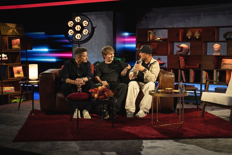 Gast Marinus Obermair (m.) und Hosts Andreas Moravec (l.) und Senad Grosic während eines Drehs zu „Best of&nbsp;… Die Clipshow“, am 28. September 2026, Österreich. – Bild: ServusTV /​ Hannah Nguyen