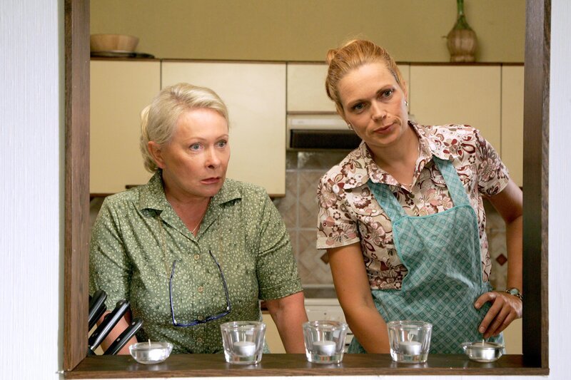 (v.li.): Brigitte Neumeister (Kriemhild Deschek), Theresia Haiger (Claudia Deschek-Beck). – Bild: ORF/​Günther Pichlkostner