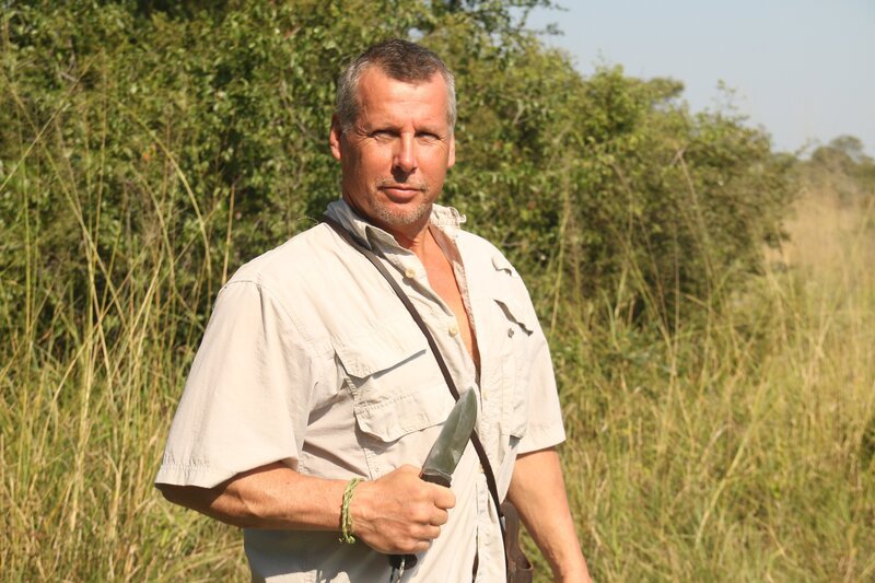 Joe hält in Namibia ein Messer. – Bild: Discovery Communications