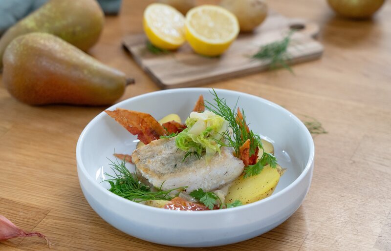 Teamarbeit in der „WDR Meisterküche“. Yvonne Willicks und Spitzenkoch Fabian Timmer kochen Zander auf Wirsing-Birnengemüse. Heute dreht sich alles um Kohl. – Bild: WDR/​Wiebke Schnabel/​2bild GmbH