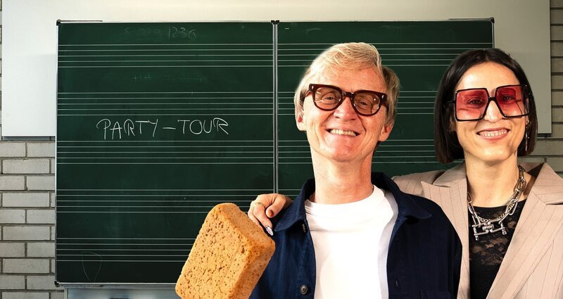 Minensuche erfolgreich! In Weinstadt begrüßt Pierre M. Krause die Sängerin Mine, die erst Pierre und danach direkt die Schulbank drückt. – Bild: SWR