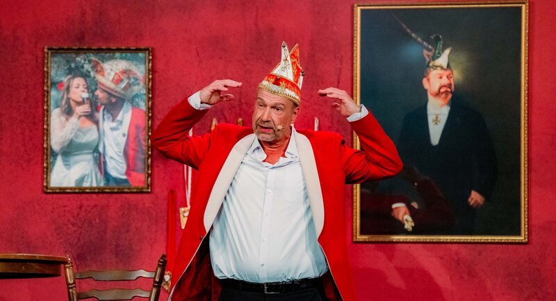 Volker Weininger alias „Der Sitzungspräsident“ gehört seit Jahren zu den erfolgreichsten und beliebtesten Rednern im Karneval. In seinem neuen Soloprogramm begeistert der Kabarettist mit Sprachwitz, treffsicheren Pointen und einer gehörigen Portion Tiefgang. – Bild: WDR/​Kay-Uwe Fischer