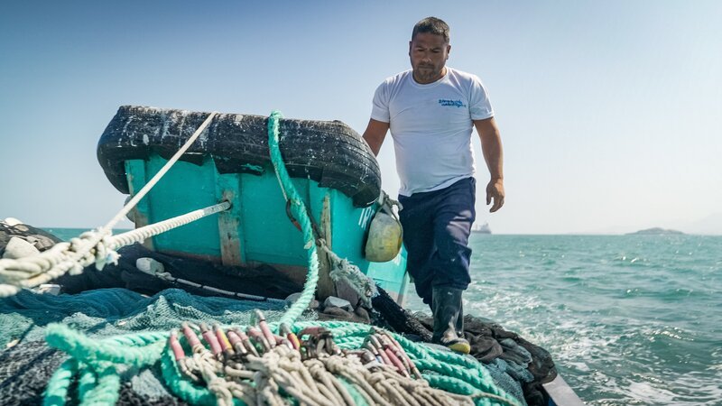 Marcos León Mendoza ist Fischer aus Puerto Huarmey. Seit Generationen lebt seine Familie vom Fischfang. Doch die Bedingungen haben sich verändert. Die Fischbestände gehen zurück. – Bild: ZDF und Jonathan Gaubatz