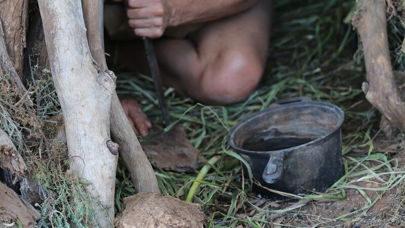 A pot at the shelter in Australia. – Bild: Discovery Channel /​ Discovery Communications