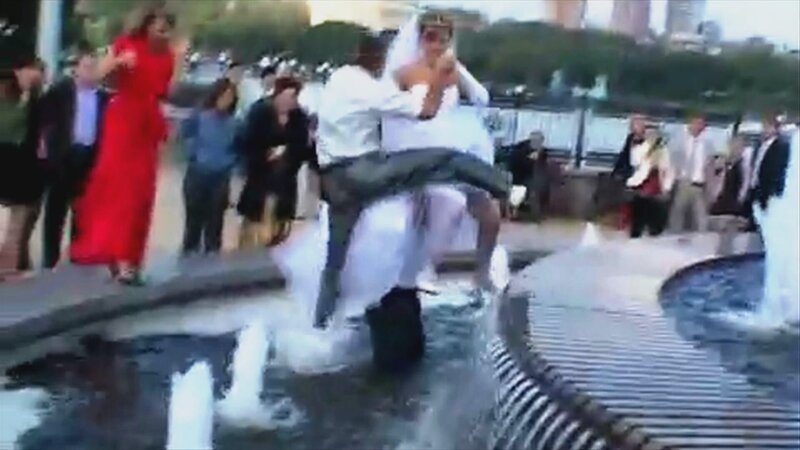 A bride falls into a fountain. – Bild: Jukin /​ The National Geographic Channel