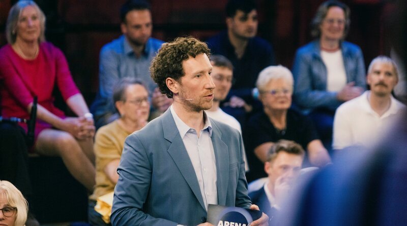 Moderator Louis Klamroth. – Bild: WDR/​Thomas Kierok
