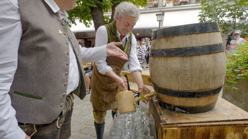 „O’ Zapft is“ mit Alfred Dorfer in München. – Bild: ORF/​BR