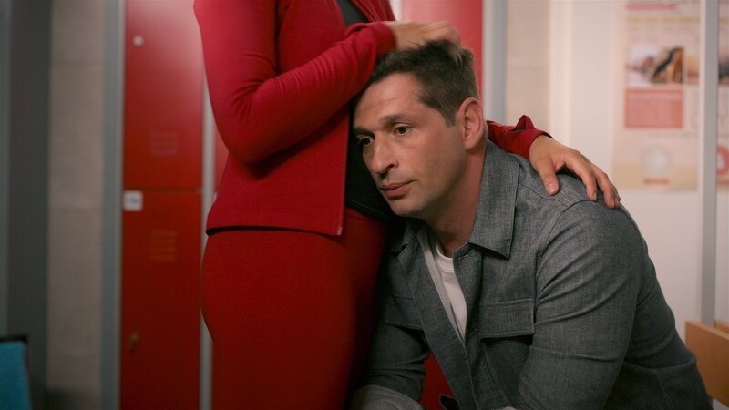 Charlotte „Charlie“ (Shaolyn Fernandez) versichert dem hoffnungsvollen Deniz (Igor Dolgatschew), überall mit ihm hinzugehen. – Bild: RTL /​ Komm zurück zu mir!