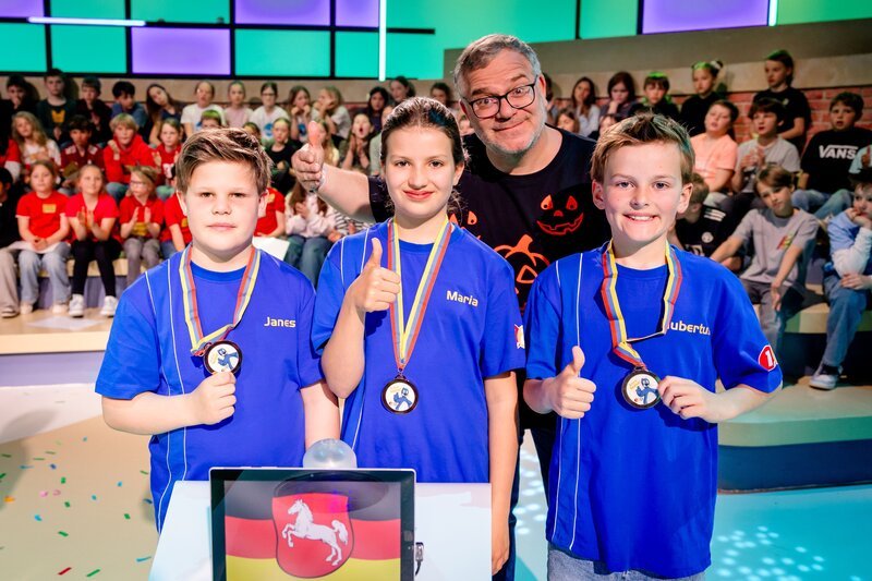 Für das blaue Team aus Hilgermissen/​Niedersachsen war die Aufzeichnung eine tolle Erfahrung. – Bild: ZDF und Ruppografie – Nadine Rupp