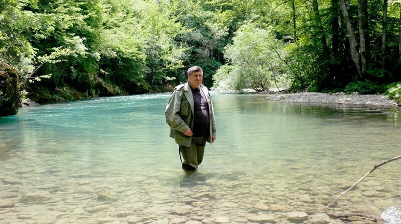 Der Fischer Boban Škrtar fürchtet um das einzigartige Naturparadies Neretva – und um die Zukunft seines Dorfes Ulog in Bosnien-Herzegowina. – Bild: BR/​Nils Fricke