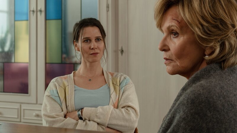 Hannah (Katrin Röver, l.) ist von ihrer Mutter Luise (Ulrike Kriener, r.) zutiefst enttäuscht, weil diese heimlich freiwillig aus dem Leben gehen wollte. – Bild: ZDF und Christine Schroeder