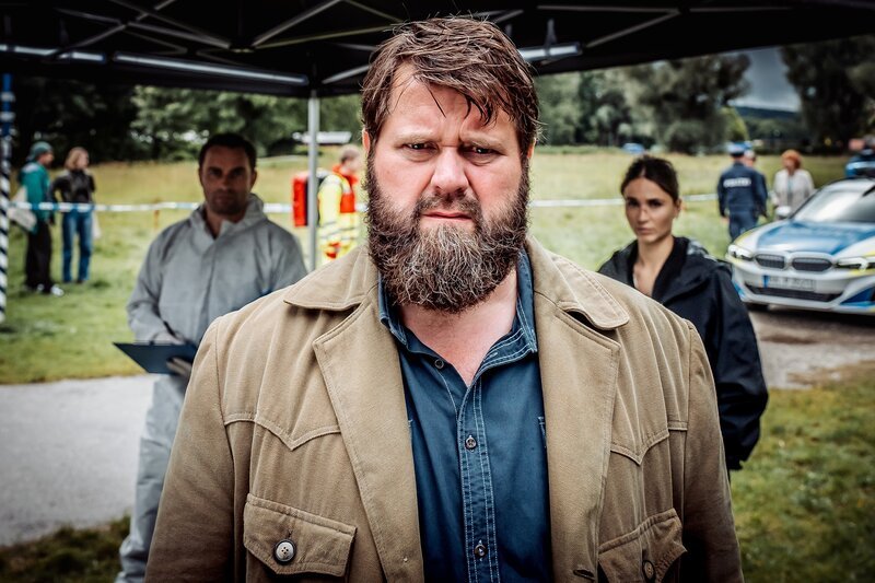 V.l.: Sebastian Loncar (Jonas Laux), Konrad Behringer (Antoine Monot), Ela Jenning (Cosima Henman) – Bild: Rivus /​ RTL Intercompany /​ RTL /​ Redseven Entertainment /​ Behrus Yazdanfar