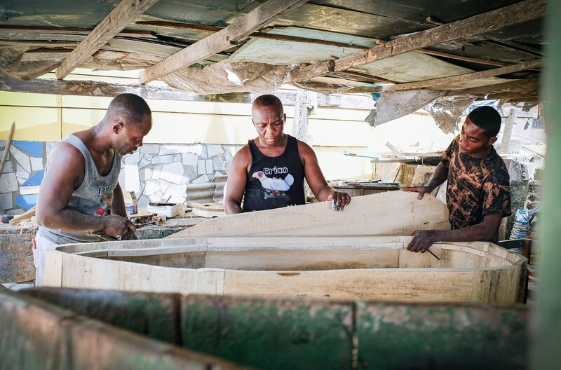 In seiner Werkstatt in Accra baut der Sargschreiner Eric (li.) im Auftrag seiner Kunden Fantasiesärge. – Bild: Medienkontor/​Anna Wendt