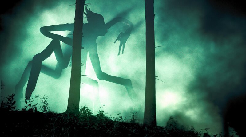 Jess (Anne-Marie Topel) wird von einem Monster in die Luft gerissen. – Bild: WDR Kommunikation/​Multimediakommunikation