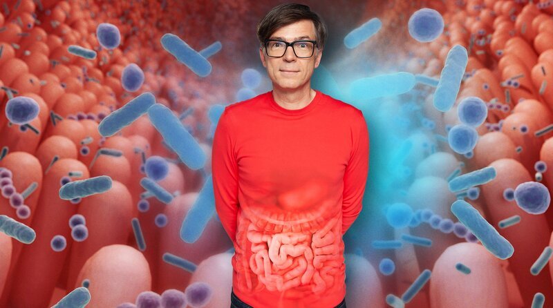 Unser Darm beschäftigt uns meistens dann, wenn er Probleme bereitet. Aber die Forschung entdeckt immer mehr, wie unser Darm auch zu Wohlbefinden und Gesundheit beitragen kann. Das Mikrobiom – das sind alle hilfreichen Mikroben im Verdauungstrakt – spielt eine große Rolle, wenn es um psychische Gesundheit, versteckte Entzündungen oder um eine gute Verdauung geht. – Ralph Caspers – Bild: WDR/​Tilman Schenk