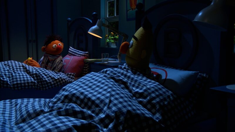 Die Bewohner der Sesamstraße wollen schlafen gehen&nbsp;… doch irgendwie haben da alle so ihre Probleme dabei. – Bild: NDR/​Sesame workshop