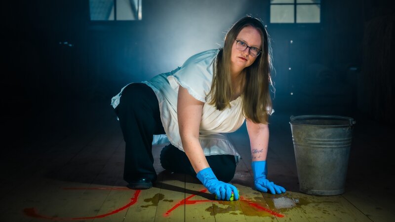 Im „Teufelskreis“ diskutieren die Bewohnerinnen und Bewohner der Glaubens-WG über Leben, Tod und schwierige ethische Entscheidungen. Besonders die Christin Laura (im Bild) bewegt die Begegnung mit Autorin Hanna Heim, die vom assistierten Suizid ihrer Großeltern erzählt. – Bild: ZDF und Finnegan Godenschweger