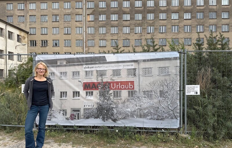 Katja Lucke, Leiterin des Dokumentationszentrums Prora, vermittelt die wechselvolle Geschichte des monumentalen NS-Baus. – Bild: NDR/​Matthias Vogler