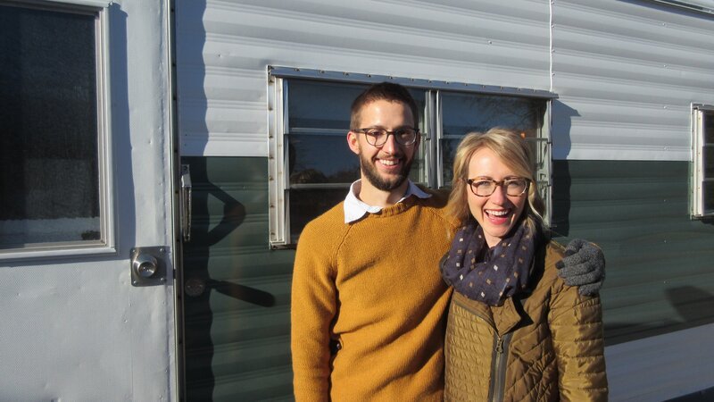 While most of their Lincoln, NB friends have settled down and purchased larger homes, Carson (left) and Mel have decided to take a different path. They are looking to buy a tiny home on wheels and spend the next year of their lives traveling the country and writing about their adventure. – Bild: Scripps