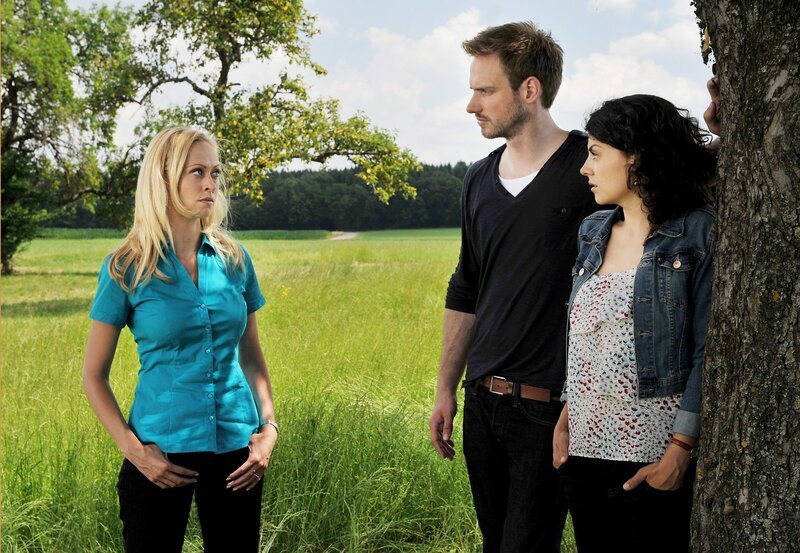 ARD STURM DER LIEBE FOLGE 1853, am Freitag um 15:10&nbsp;Uhr im ERSTEN. Coco (Mirjam Heimann, l.) verhindert, dass es zwischen Pauline (Liza Tzschirner, r.) und Leonard (Christian Feist, M.) zu einem Kuss kommt. – Bild: ARD/​Ann Paur