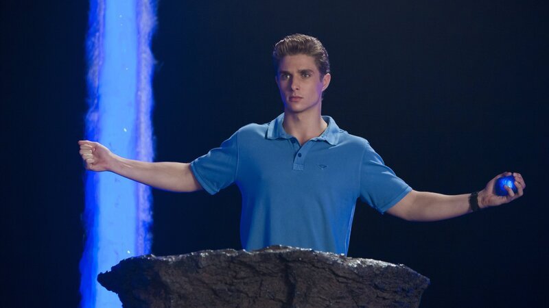 Erik (Alex Cubis) in der Kammer der Meermänner. Er hat den magischen Stein aus dem Dreizack und will damit die Kammer aktivieren. Erik denkt, er sei für diese Aufgabe auserwählt. – Bild: ZDF