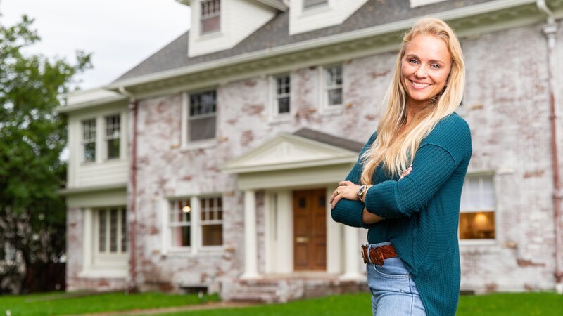 Tamara Day, host of DIY Network’s series Bargain Mansions, poses in front of a renovated home. – Bild: Scripps Networks, LLC