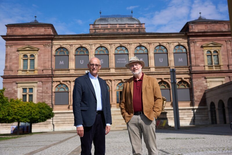 Thomas Schwartz (l.) und Harald Lesch (r.): Die Freunde treffen sich in Weimar, einem denkwürdigen Ort, um über das Böse zu sprechen. Weimar steht für die Ideale des Humanismus, aber auch Buchenwald vor den Toren der Stadt: Gut und Böse lagen in der Geschichte der Stadt nah beieinander. – Bild: ZDF und Thomas Bresinsky