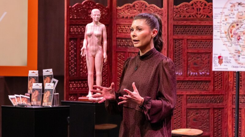 Jelena Meyer Vicente präsentiert mit Zenny Ohrakupressur zur Selbstanwendung. Sie erhofft sich ein Investment von 100.000 Euro für 10 Prozent der Firmenanteile. – Bild: RTL /​ Bernd-Michael Maurer /​ Folge 179