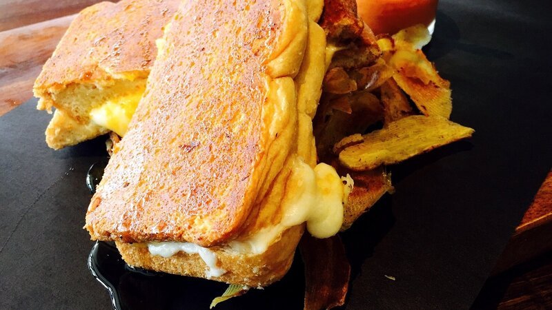 High Angle View Of Grilled Cheese Sandwich On Table In Restaurant – Bild: Ciara Gutierrez /​ EyeEm /​ Getty Images