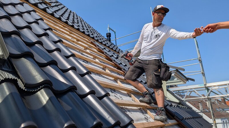 Dachdecker Alex Peter muss auch bei 34 Grad auf der Baustelle arbeiten. – Bild: NDR/Kamera Zwei Dachdecker Alex Peter muss auch bei 34 Grad auf der Baustelle arbeiten. – Bild: NDR/Kamera Zwei