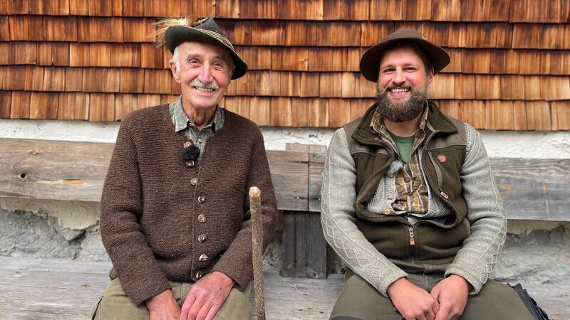Berufsjäger Bernhard Striegel mit seinem alten Jagd-Kollegen Josef Besler. Generationen-Treffen im Rappenalptal. – Bild: 3sat