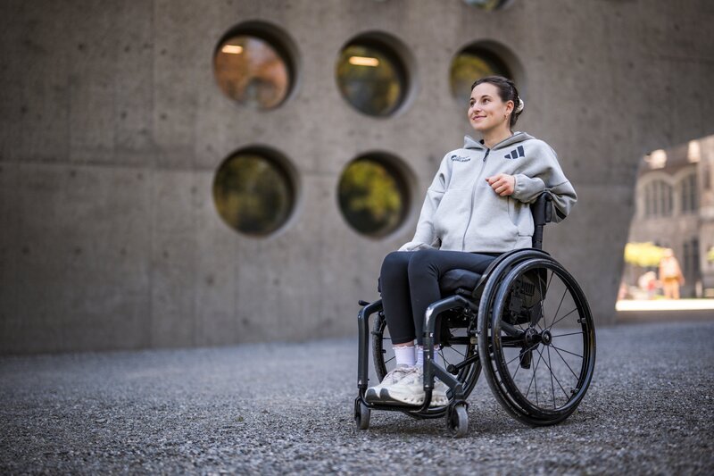 Delia Alyssa Guggenheim während einem Shooting für Wings for Life in Zürich, Schweiz am 30. September, 2026. – Bild: Sebastian Marko for Wings for Life