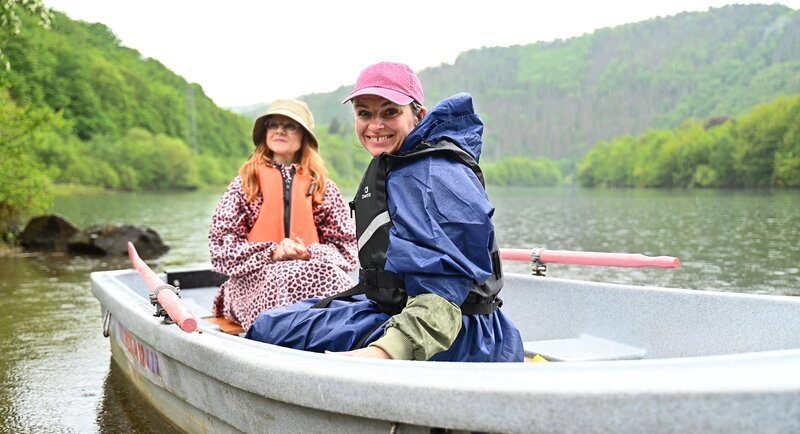 Moderatorin Sabine Heinrich reist einmal quer durch den Westen und bekommt von Tina Palm (Eignerin des Ruderboots) einen Crashkurs im Rudern, denn Sabine Heinrich wird einige Etappen ihrer Reise mit einem Boot zurücklegen. – Bild: WDR/​Julia Feldhagen