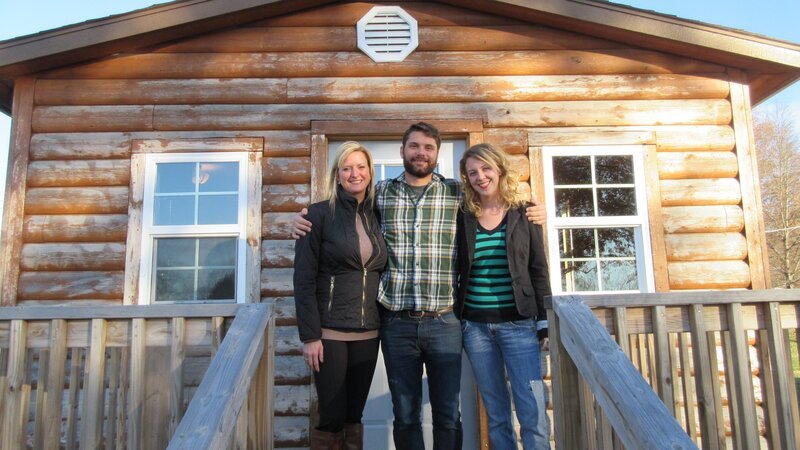 Realtor Jill zeigt den Hauskäufern Elaine und Kenny, was dieses Tiny House zu bieten hat. Standort: Ravenswood, Missouri. Zu sehen bei Tiny House Hunters. – Bild: Discovery Channel (BULG)