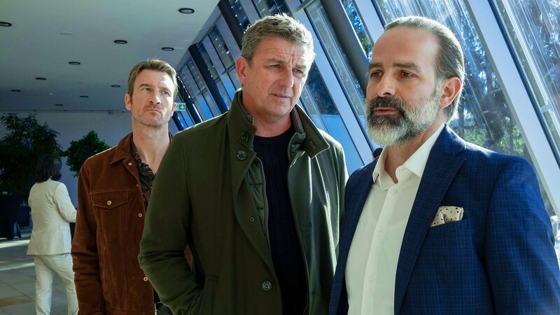 Martin und Hans Gruber reden auf Claus Strasser ein: Heiko Ruprecht als Hans Gruber, Hans Sigl als Martin Gruber, Beat Marti als Claus Strasser – Bild: SRG SSR/​ZDF/​Erika Hauri