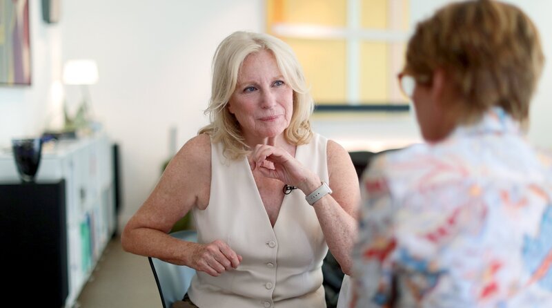Moderatorin Bettina Böttinger (r) mit ihrem Gast, Schauspielerin Maren Kroymann. – Bild: WDR/​Encanto/​Anna Schwartz