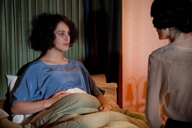 Sybil (Jessica Brown Findlay, l.) klagt der frisch verheirateten Mary (Michelle Dockery), welche Last eine Schwangerschaft manchmal sein kann. – Bild: PLURIMEDIA (NBC)
