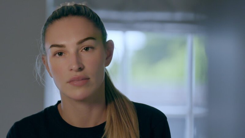 Zara schaut direkt in die Kamera. – Bild: RTL /​ CHATTERBOX MEDIA /​ Folge 1