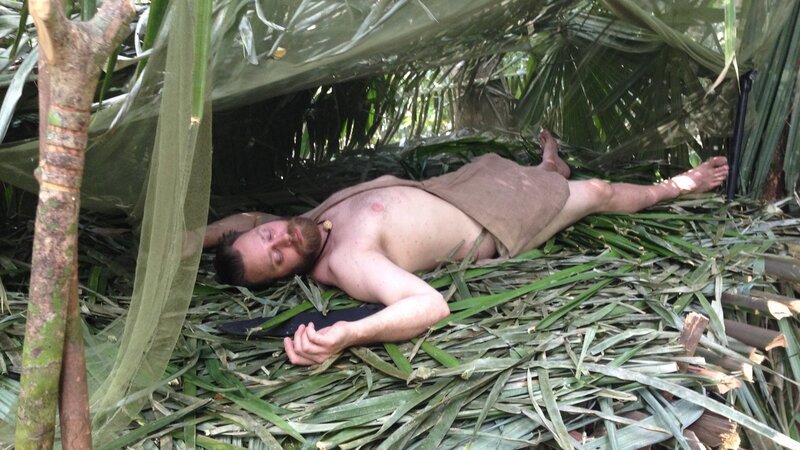 Aaron sleeping in the shelter in Belize. – Bild: Discovery Communications