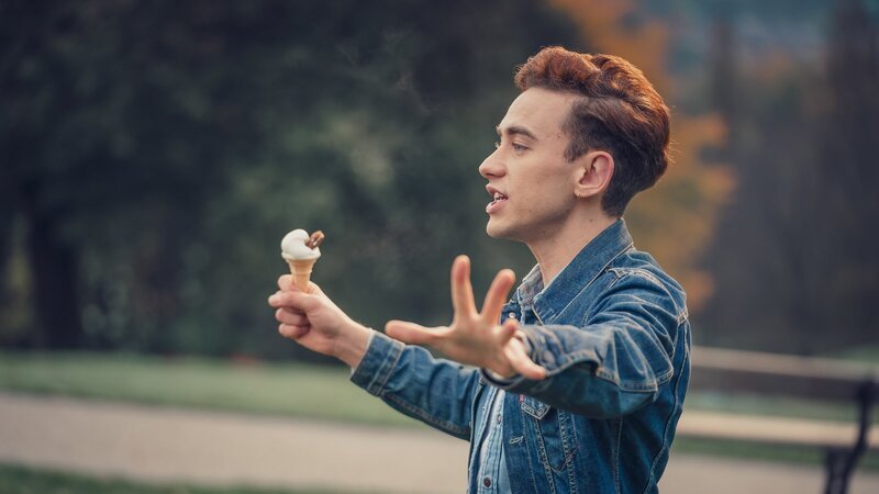 Ritchies (Olly Alexander) Zustand verschlechtert sich immer weiter und schon bald droht sein Geheimnis, ans Licht zu kommen. – Bild: ZDF