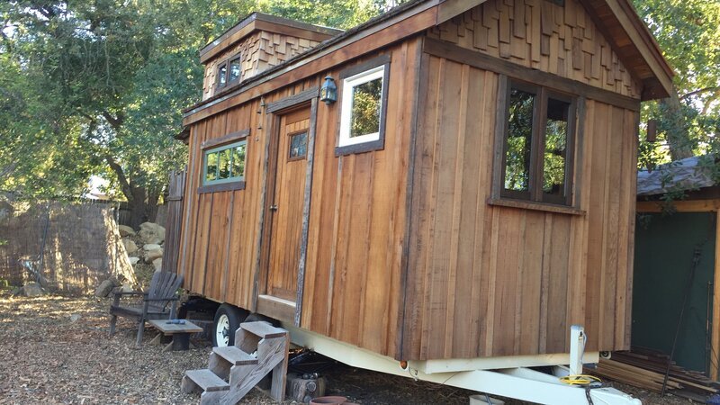 Eine 170 Quadratfuß große, skurrile Strandhütte in Ventura, Kalifornien, bietet die perfekte Möglichkeit für ein Hüttenfeeling am Strand. Zu sehen bei „Tiny House Hunters“. – Bild: Scripps