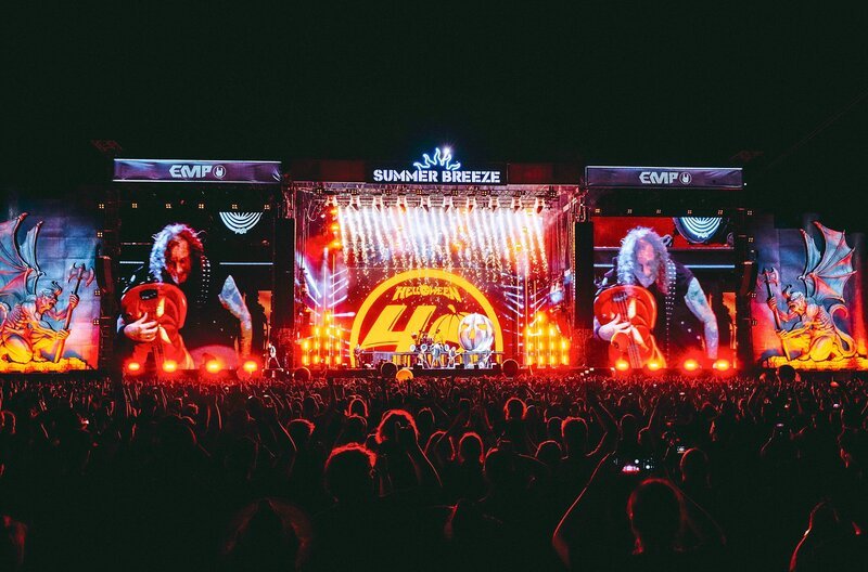 Helloween sind auf den größten Bühnen der weltweiten Metal-Szene unterwegs. Die Formation spielte nun endlich auch ihre langersehnte Premiere vor 50.000 Fans auf der Main Stage des Summer Breeze Open Airs. – Bild: Ingmar Wein/Summer Breeze Open Air Helloween sind auf den größten Bühnen der weltweiten Metal-Szene unterwegs. Die Formation spielte nun endlich auch ihre langersehnte Premiere vor 50.000 Fans auf der Main Stage des Summer Breeze Open Airs. – Bild: Ingmar Wein/Summer Breeze Open Air
