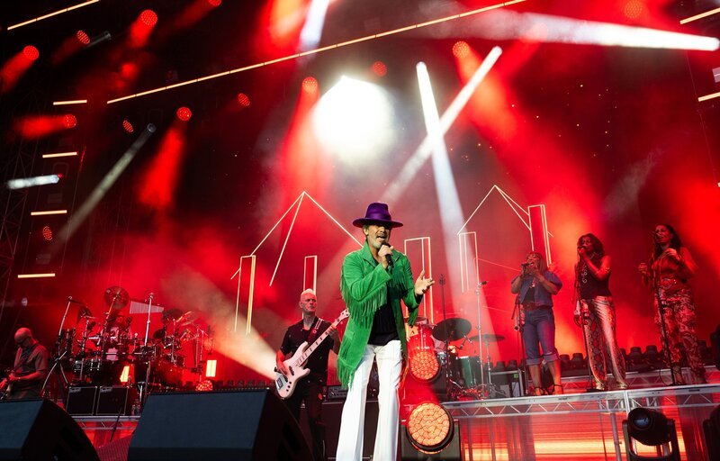 SWR JAZZOPEN STUTTGART, „Jamiroquai“. Die Band zeigt sich mit Leadsänger Jay Kay in Bestform. Drei Backgroundsängerinnen unterstreichen den von Anfang an beeindruckenden Sound mit Bassklängen, die als Markenzeichen von „Jamiroquai“ gelten. – Bild: SWR/​Reiner Pfisterer