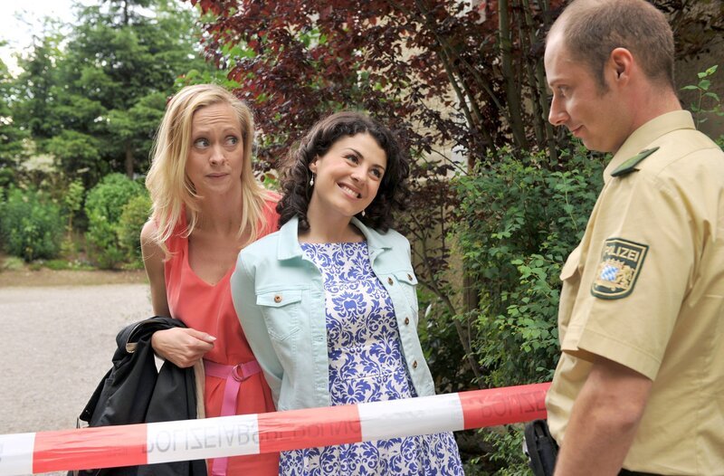 Pauline (Liza Tzschirner, r.) eilt Coco (Mirjam Heimann, l.) auf der Suche nach ihrer Handtasche zu Hilfe. – Bild: ARD/​Ann Paur